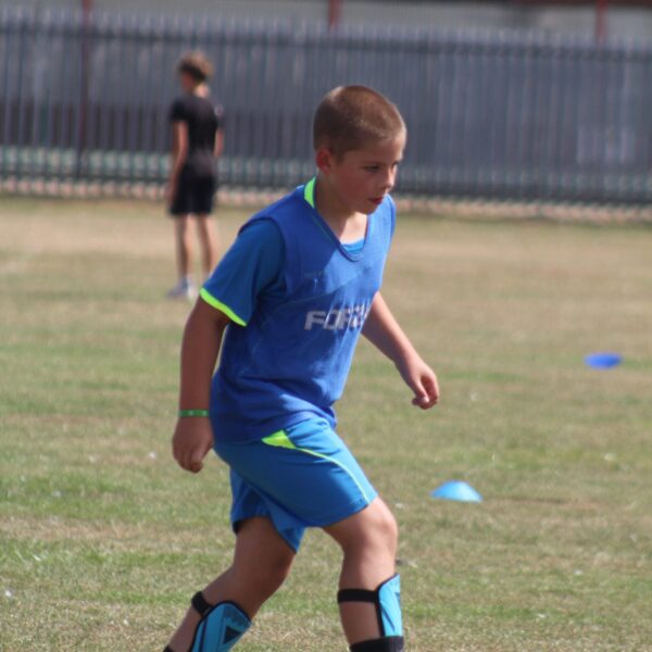 jcss-player-dribbling-blue-bib-01