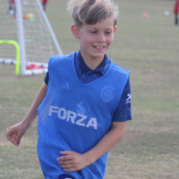 jcss-player-running-blue-bib-01