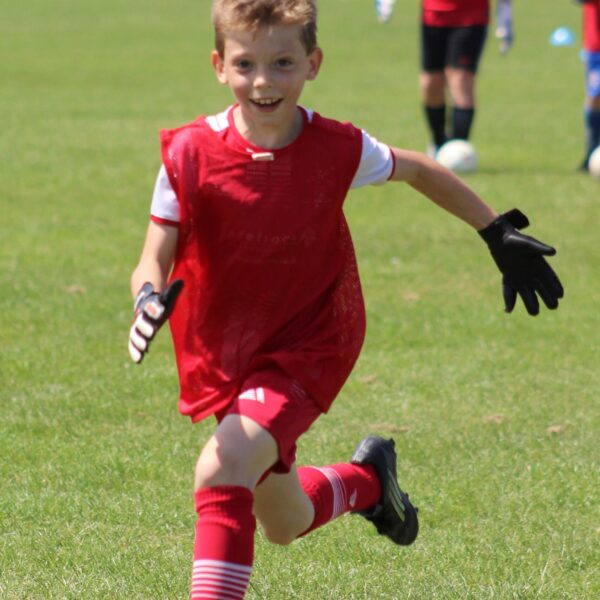 jcss-player-running-red-bib-01