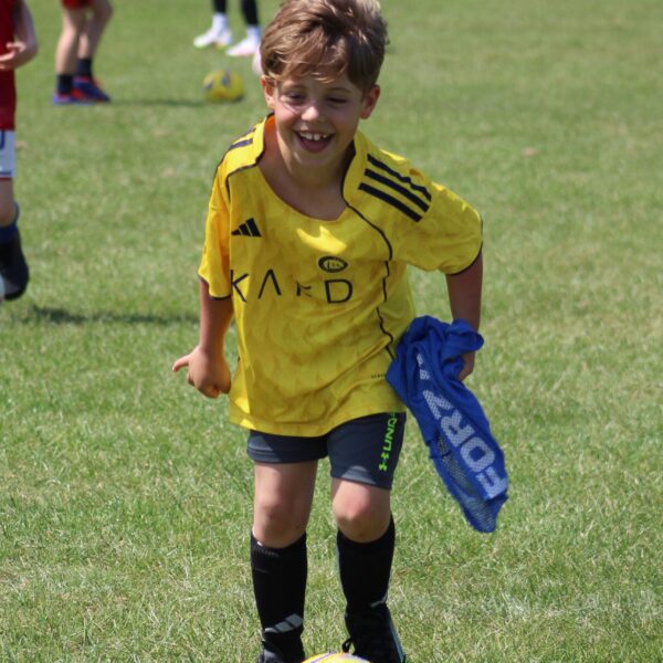 jcss-player-running-yellow-kit-01