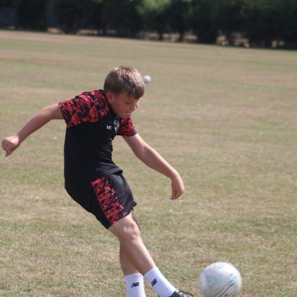jcss-player-shooting-black-red-kit-01