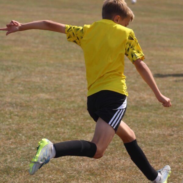 jcss-player-shooting-yellow-kit-01